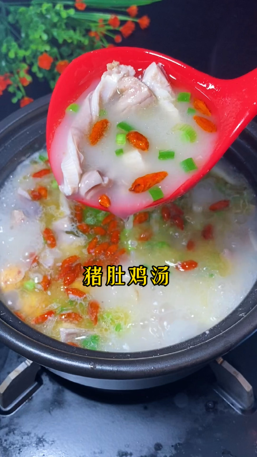 很多人认为猪肚鸡汤很复杂。看完我这个视频你就会了