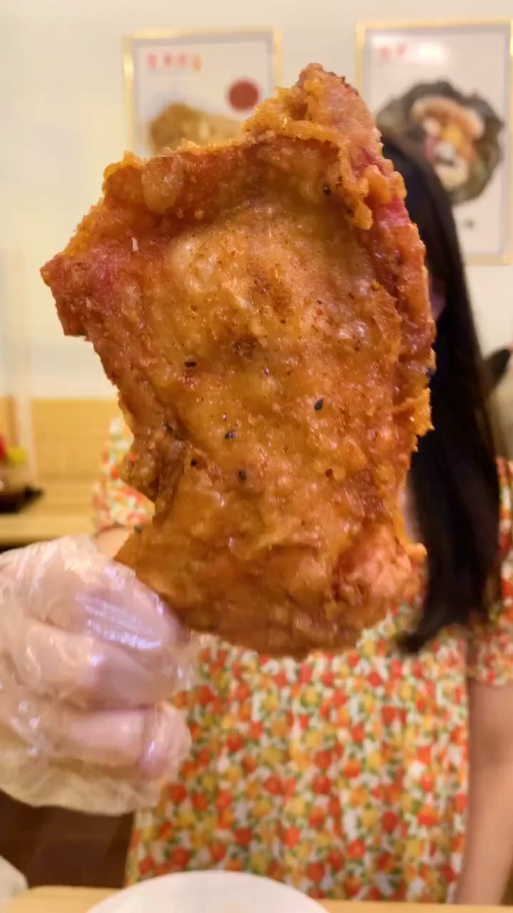 #记录生活#比脸还大的炸鸡腿糯米饭,竟然藏在云吞店里?
