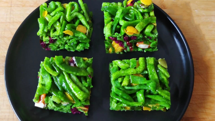 #自制美食#自从知道沙琪玛的做法这么简单，再也没上超市买过，菠菜做的好看又好吃