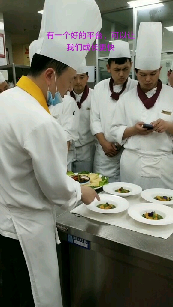 #手艺人美食#大厨分亨讲解菜品制作流程