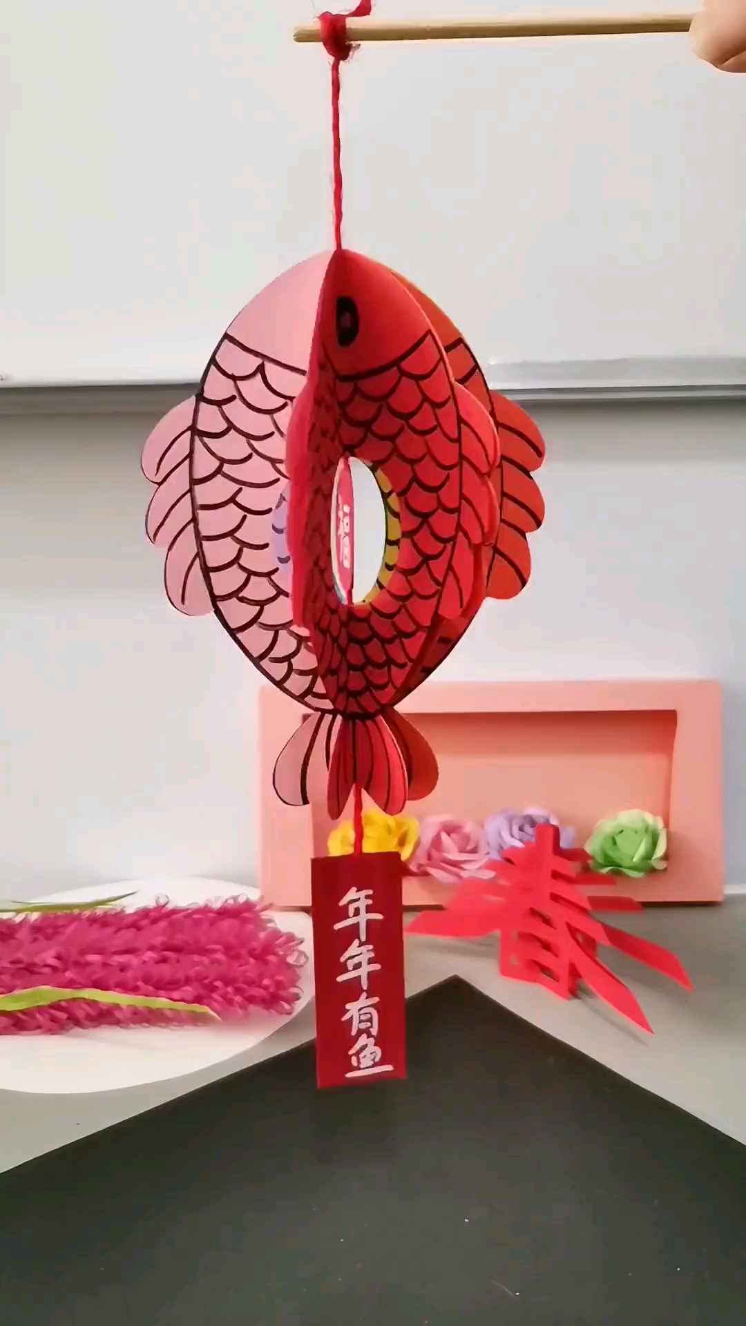 马上过年了,超火的七彩鱼手工灯笼教程,快和孩子一起来试试吧,祝大家年年有余