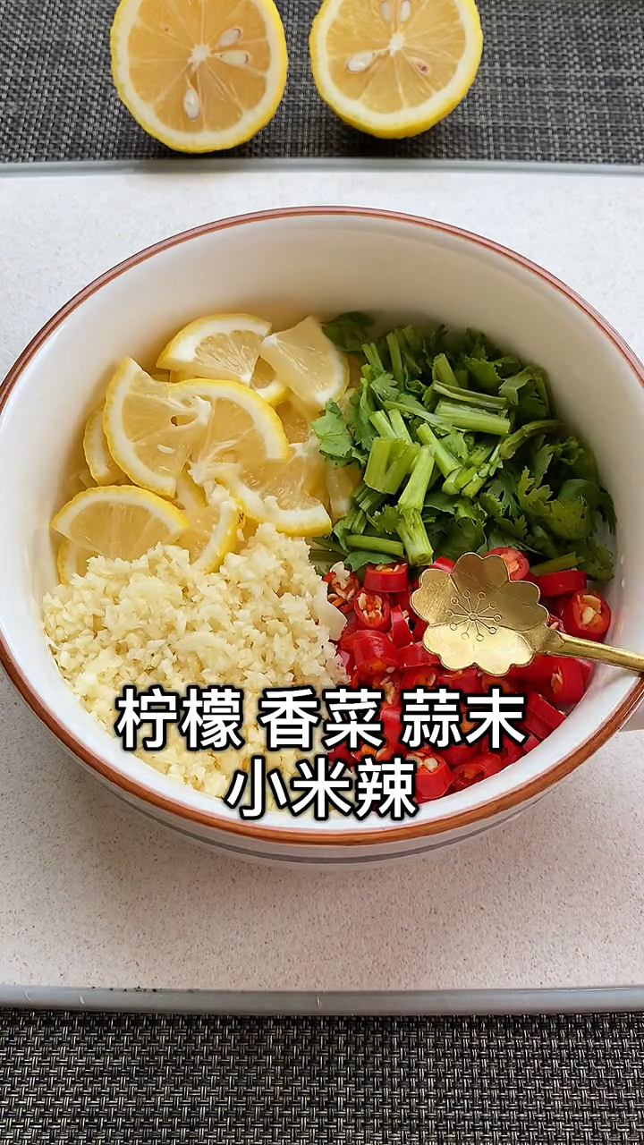 #轻知计划#好吃不怕胖的手撕柠檬鸡,酸爽嫩滑,这样吃太过瘾啦