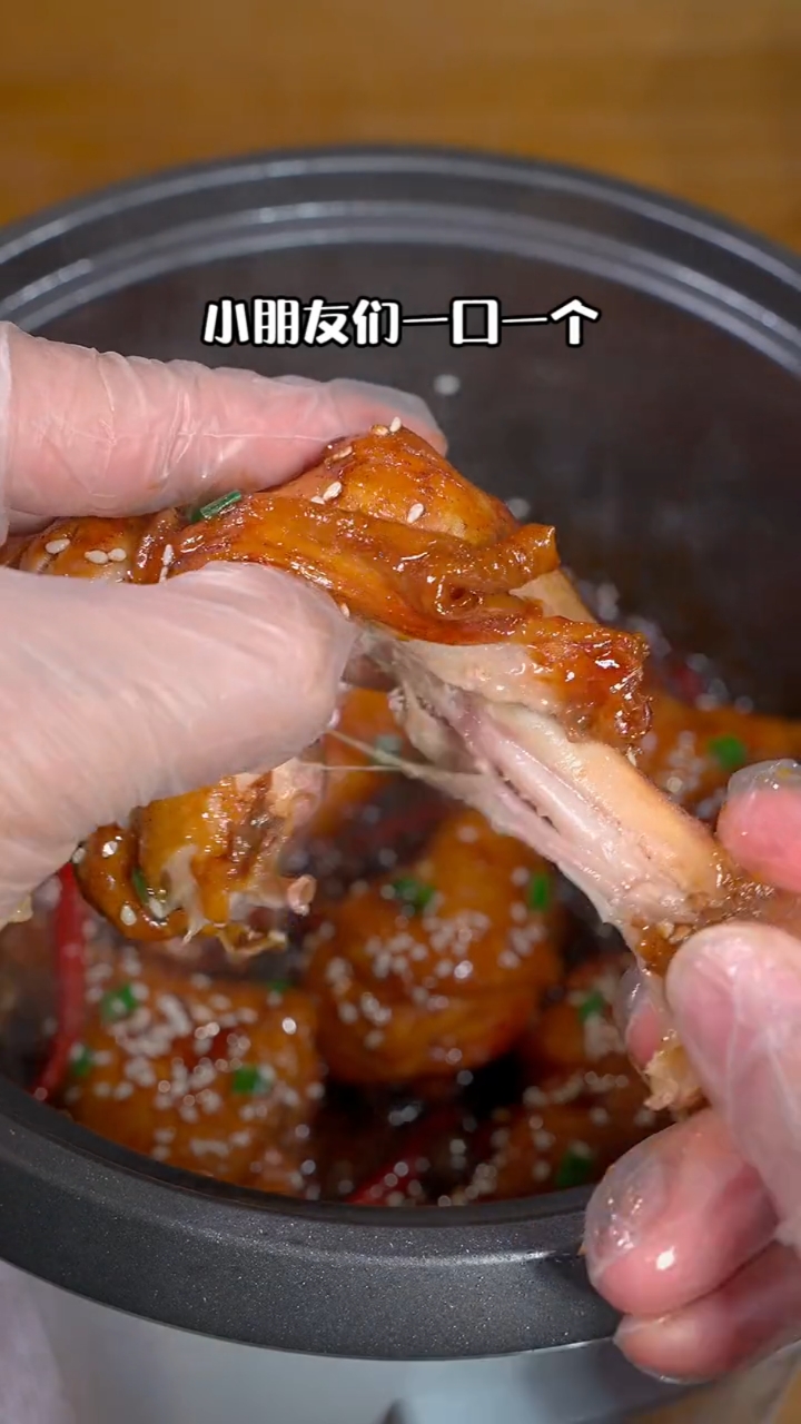马上就要过年了,给小朋友做个电饭煲卤鸡腿,真的好好吃