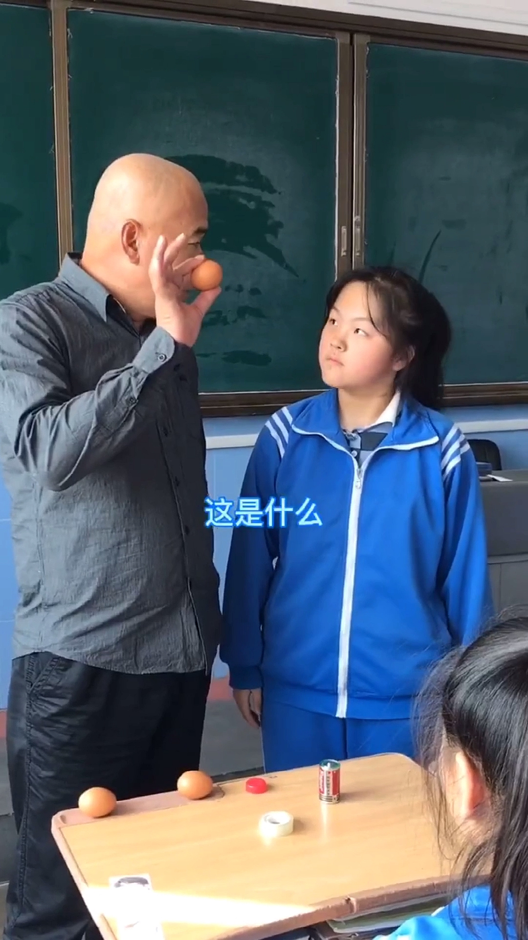 #搞笑段子剧#物理小实验生活大道理!戴安全帽非常重要啊!