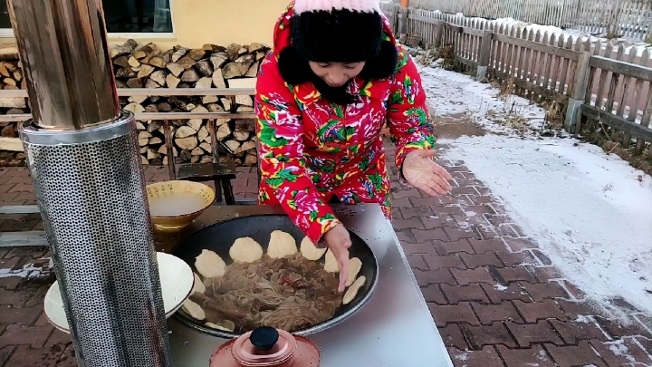 #贴秋膘#东北下雪天冷,铁锅炖鹅贴饼子,暖身暖胃