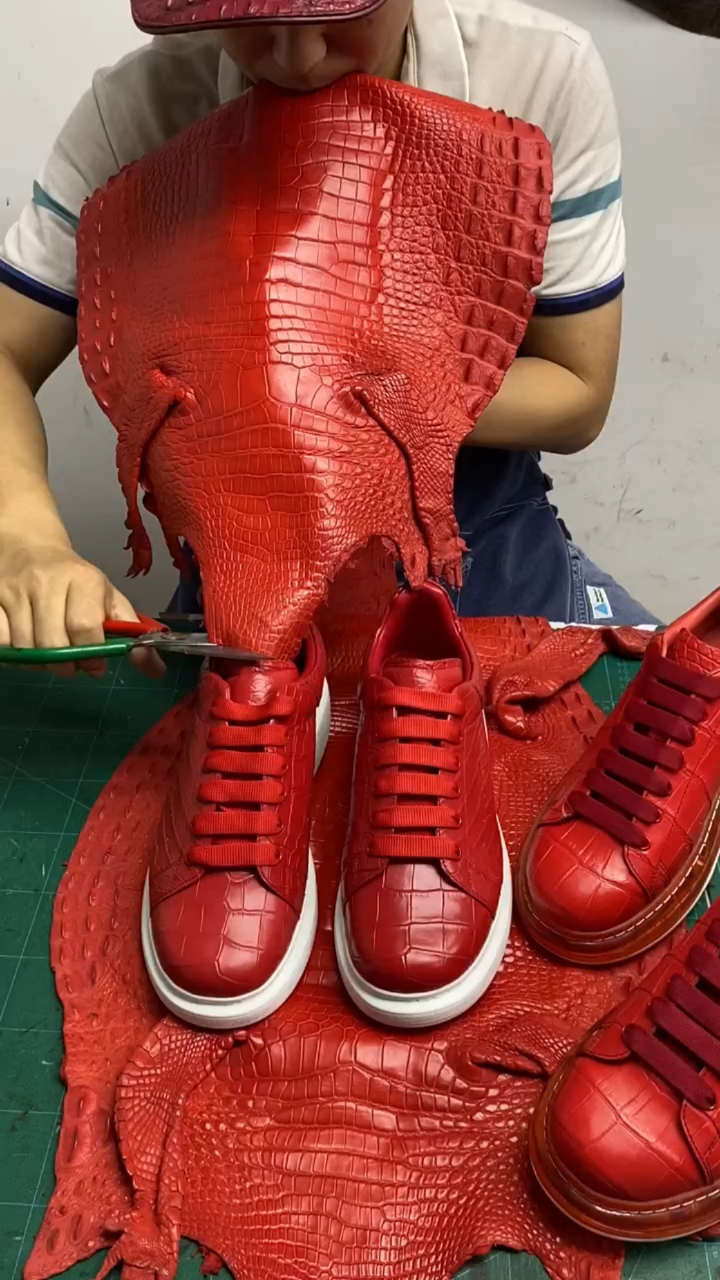 鳄鱼皮情侣款运动鞋
