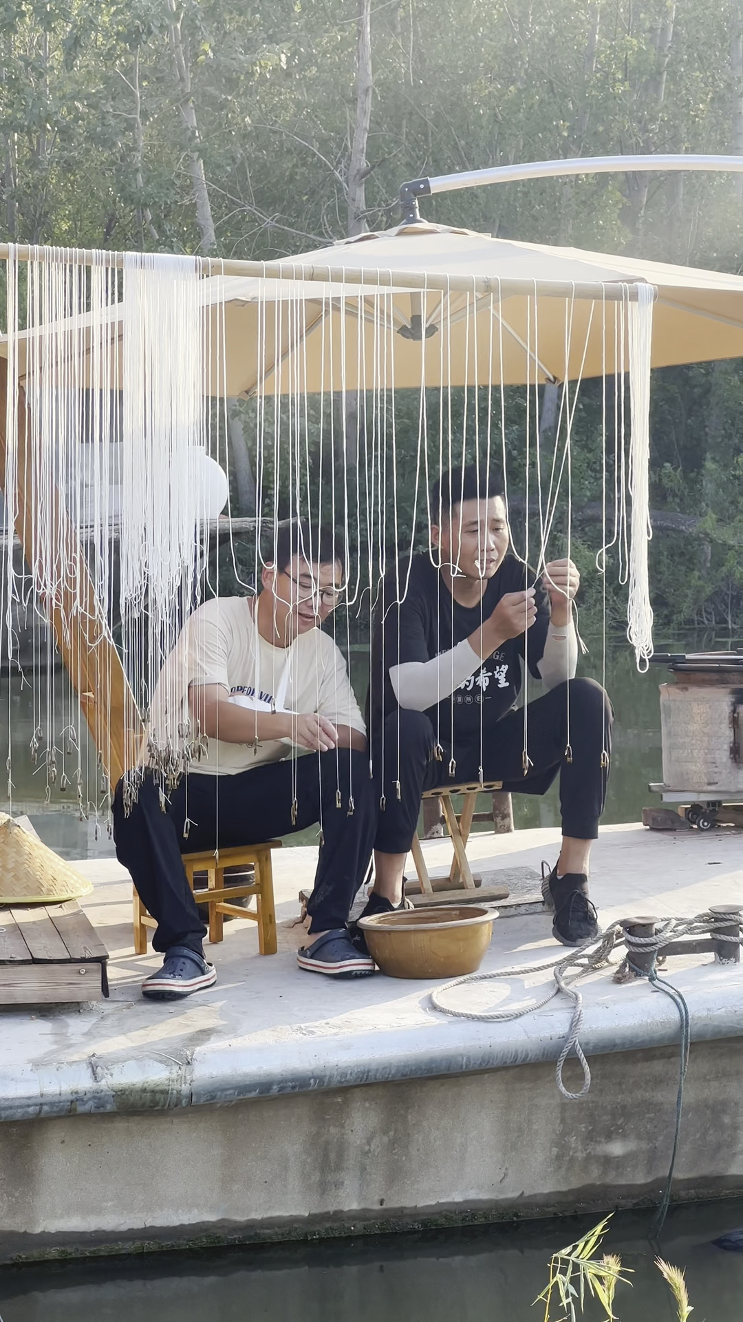 #乡村生活#手艺的传承靠大哥,钓鱼二哥在行,坐享其成那就辛苦我吧