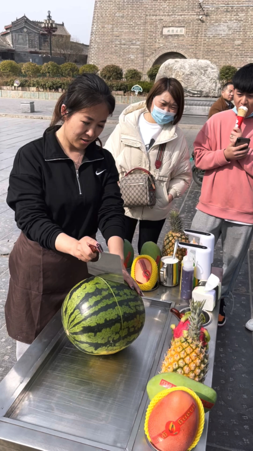 #网红炒酸奶#目前价格七十元的大西瓜炒酸奶,彻底火了,如果是你你会选择吃吗