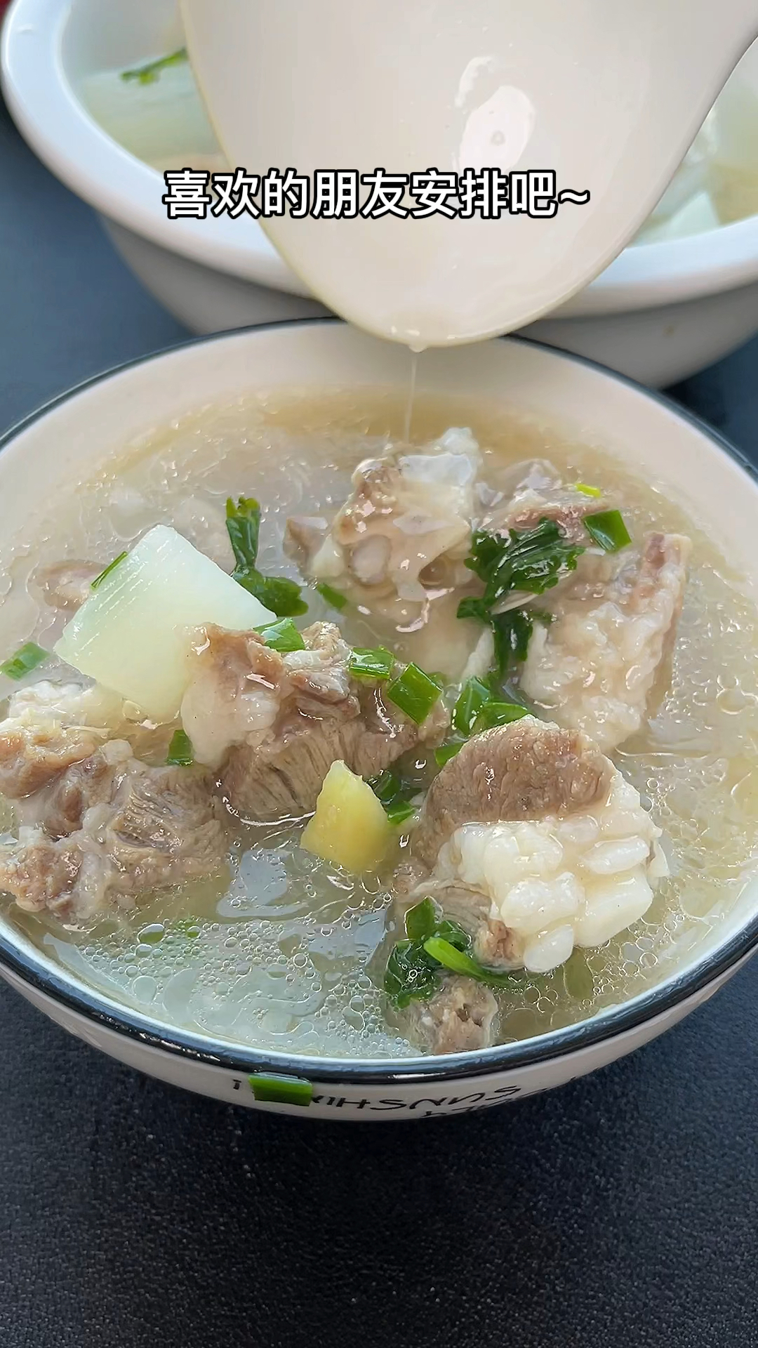 又到了吃牛羊肉的季节,今天分享一道清炖羊肉萝卜汤的做法,不膳不柴,鲜美又营养~