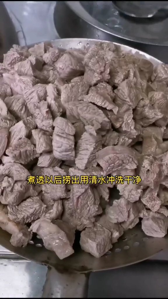 看看饭店的大厨,红烧牛肉是怎么做的。