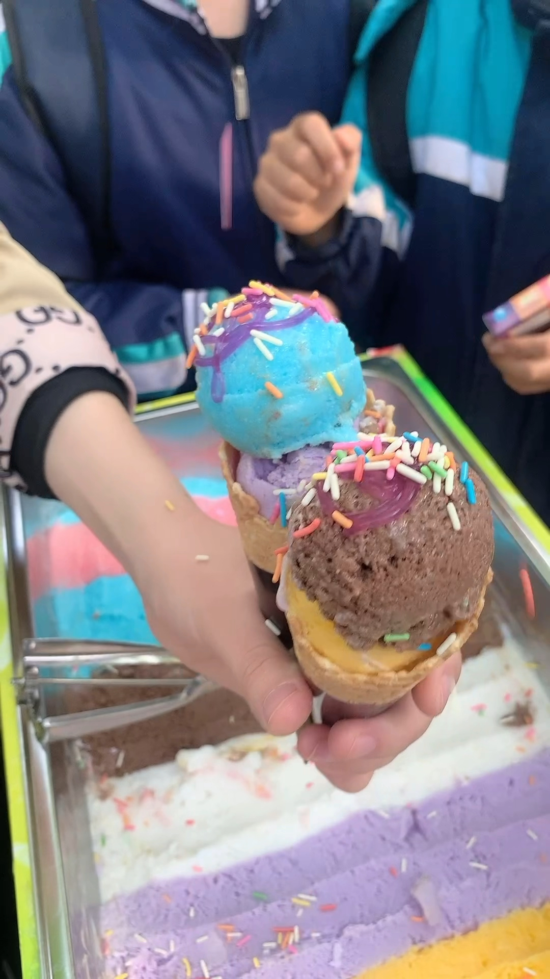 手工七彩冰激凌两个球卖3块排队火爆