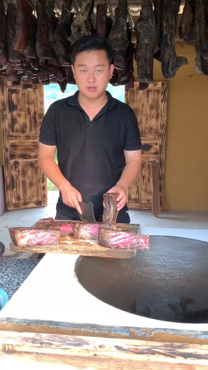 #人间美味是火锅#腊肉煮好了,还流油汁儿了,都是吃红薯玉米长大的土猪做的腊肉,熏的透亮,你