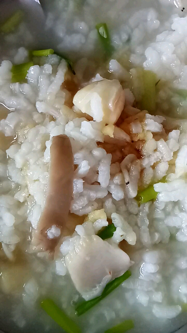 #美食#瑶柱蘑菇粥,放了虾皮,姜丝和葱花调味
