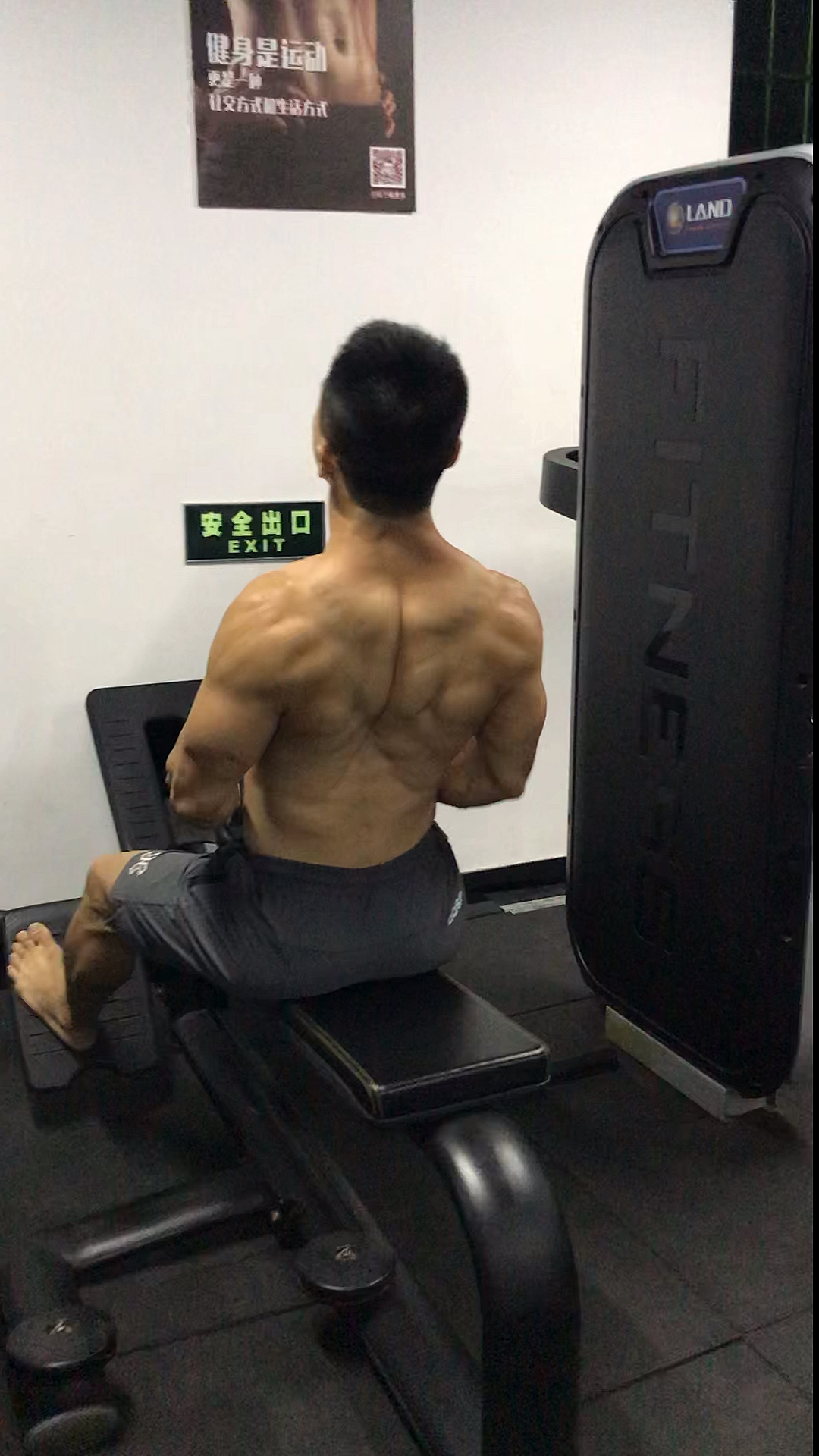 看看大疙瘩的肌肉男