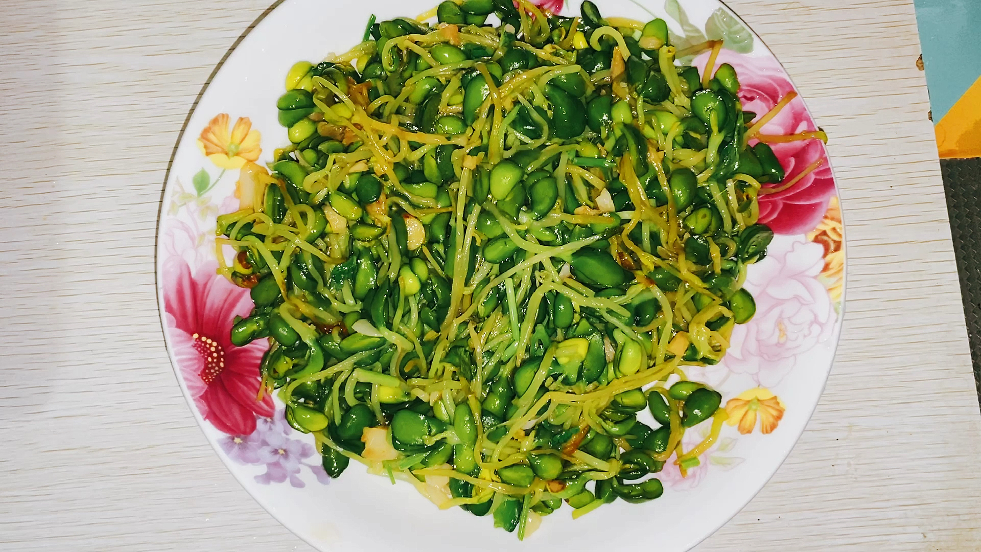 #家乡特色美食#回来的路上在路边3元买了点黄豆芽苗,炒了满满一大盘,好吃不贵