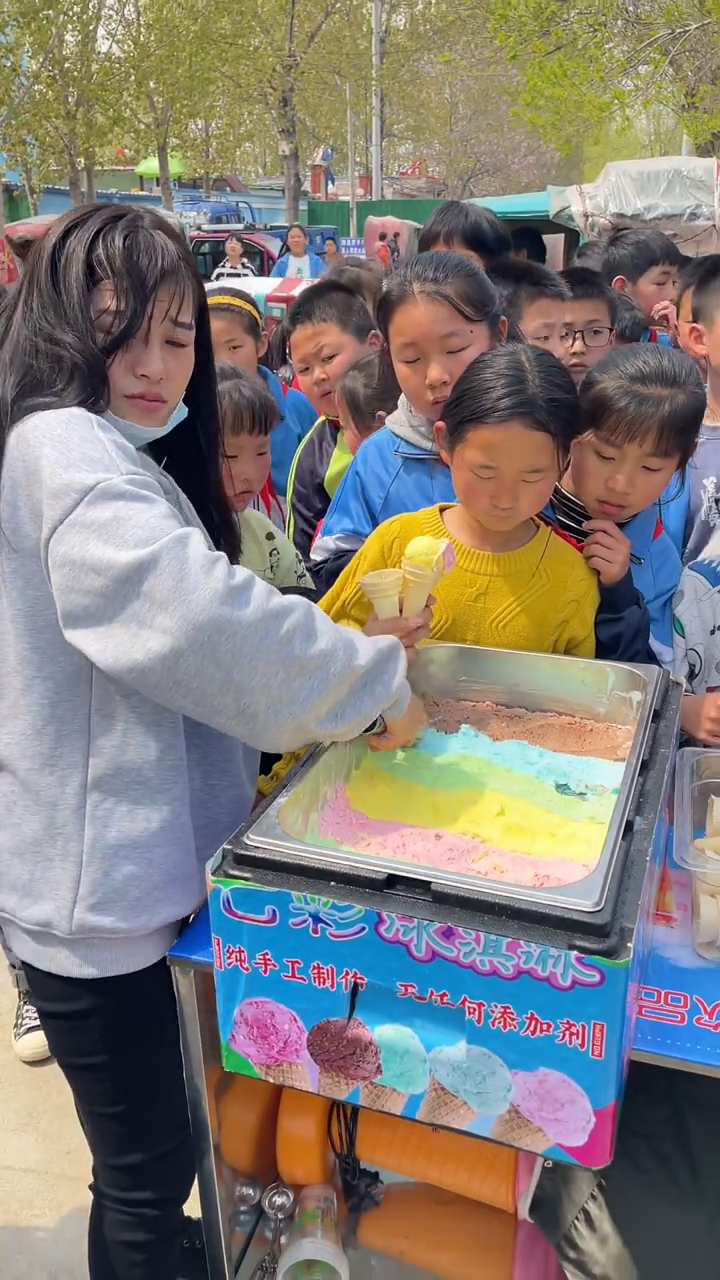 集市摆摊彩虹冰激凌一小时卖空