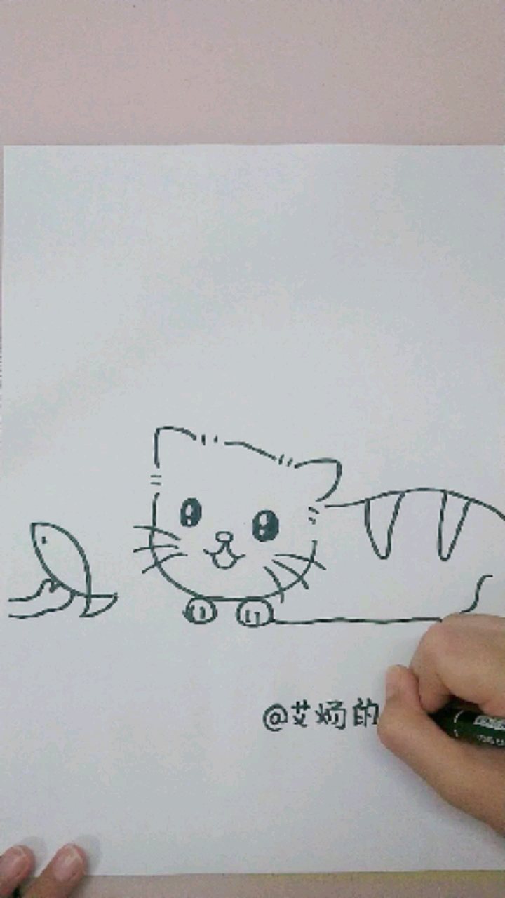 #画画原来如此简单#一看就会可爱萌简笔画,艾炀的画。《吃鱼鱼》