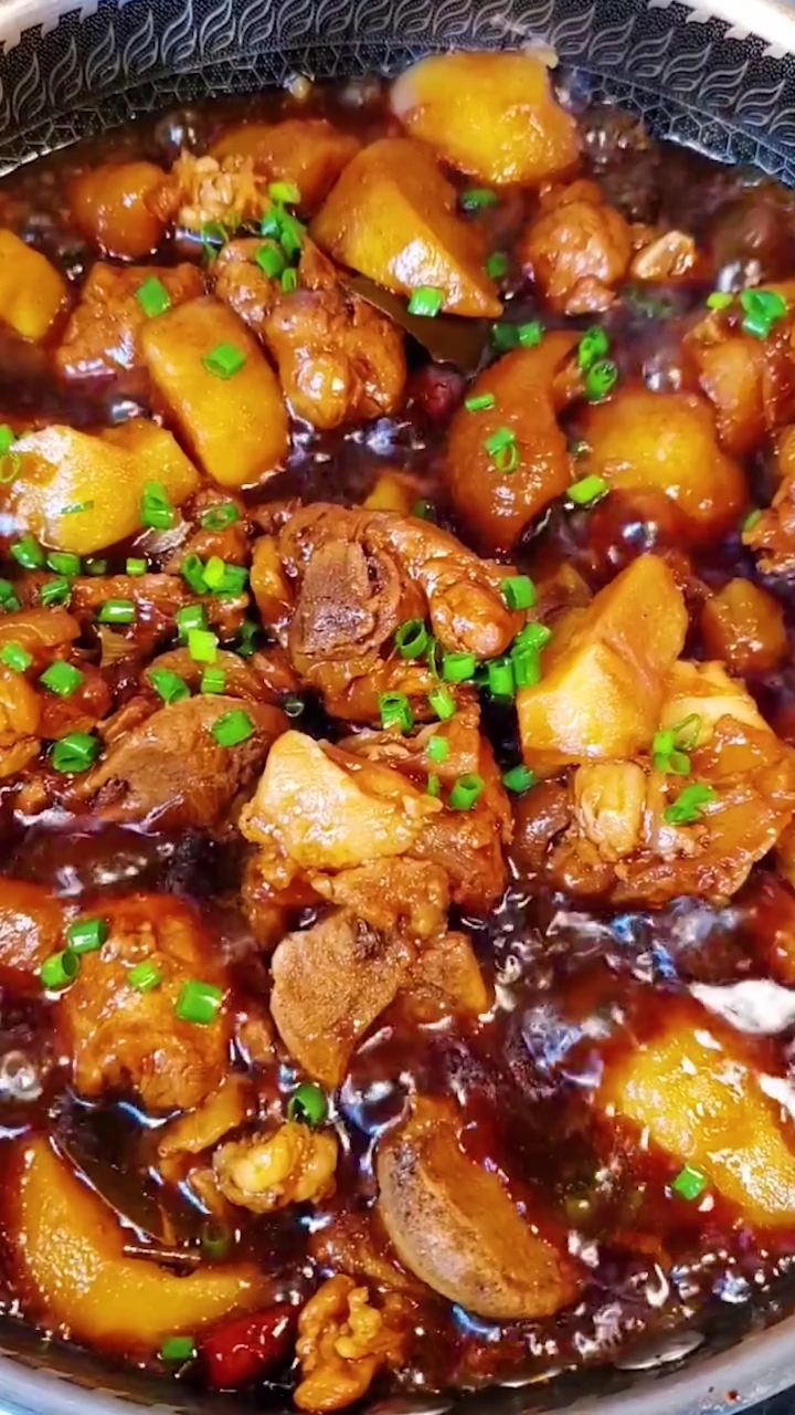 #我的秘密食谱#超好吃的猪肘子烧土豆做法