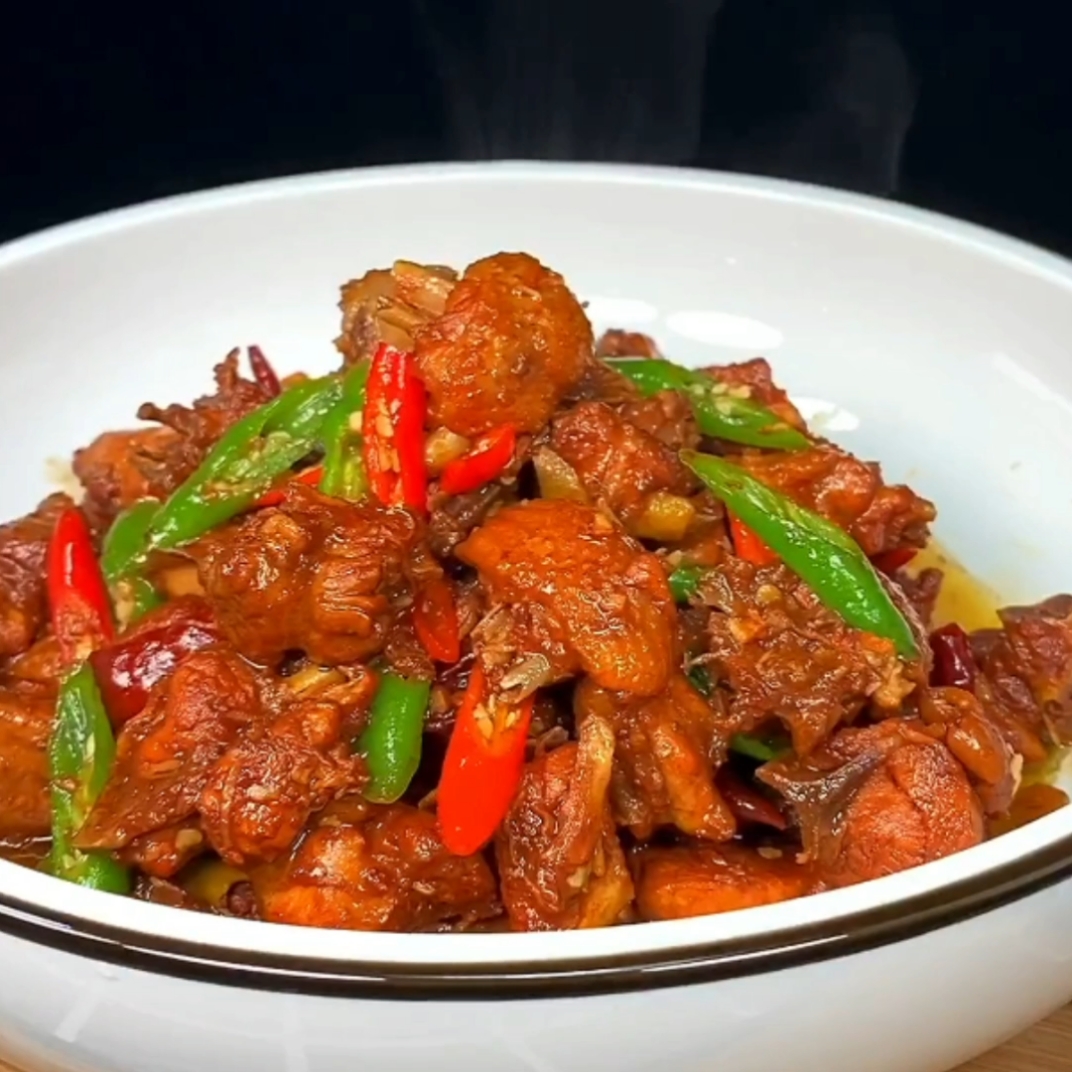 #美食看中国#红烧鸡块怎么做才好吃呢?分享一个简单的做法,鲜嫩多汁,营养又美味
