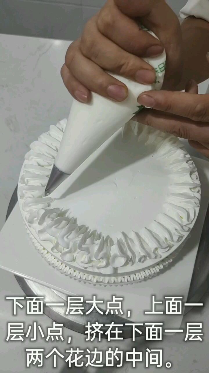 #生日蛋糕#讲解最简单的方法,做唯美的花边。用扁口叶子嘴
