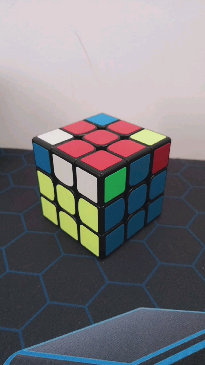 #峰哥教你玩转魔方#非常简单的小鱼公式，注意观察左右位置！手法：上勾下勾上勾勾下