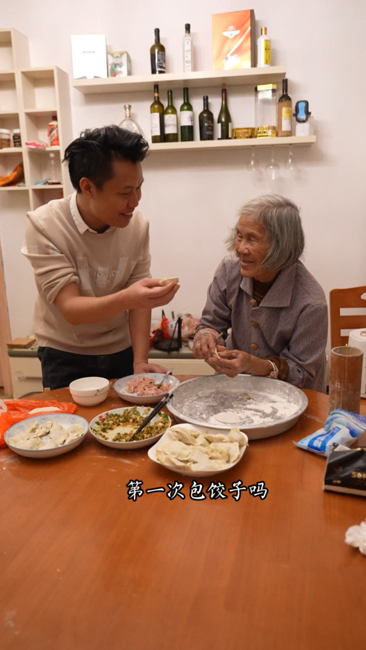 第一次和奶奶包饺子,简单又快乐