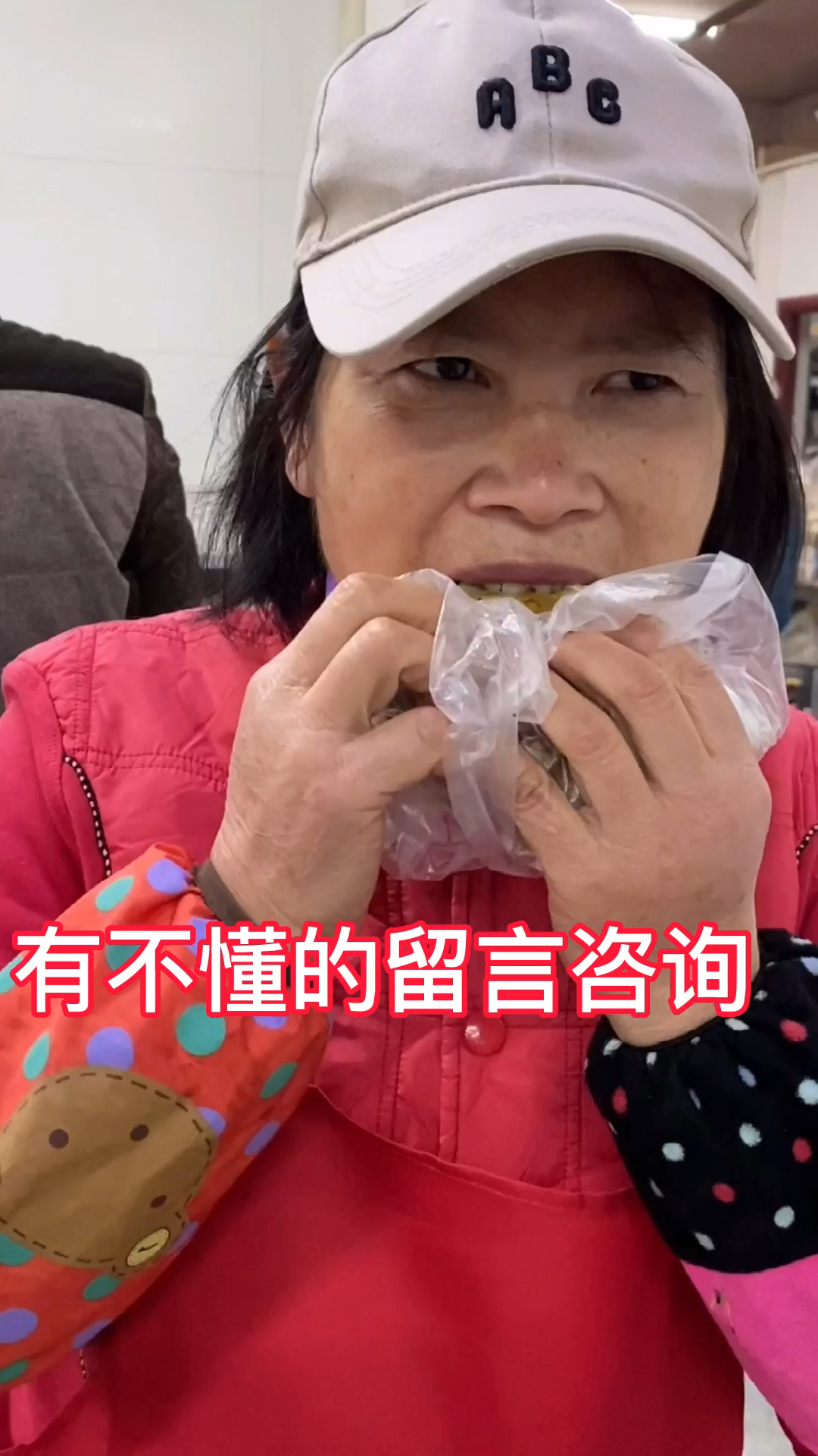 #煎饼果子#煎饼果子做法:普通面粉200克,加入300克的温水,顺着一个方向搅拌均匀