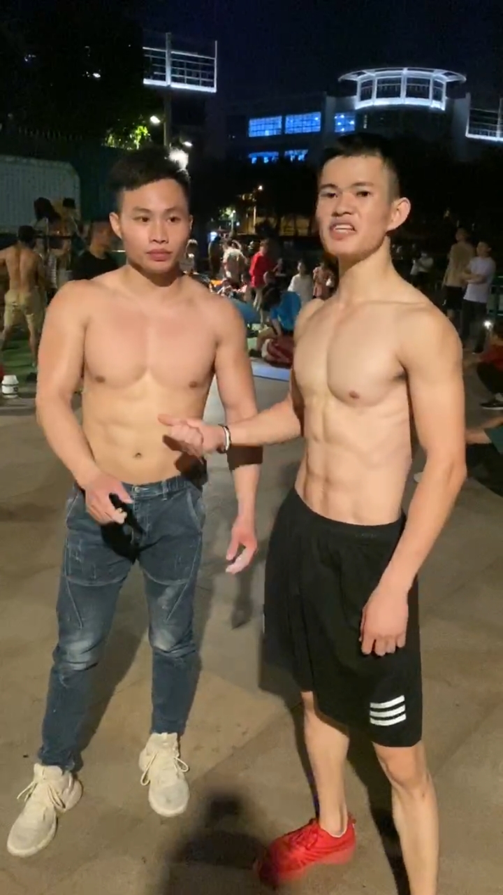 70公斤的肌肉男打腹肌