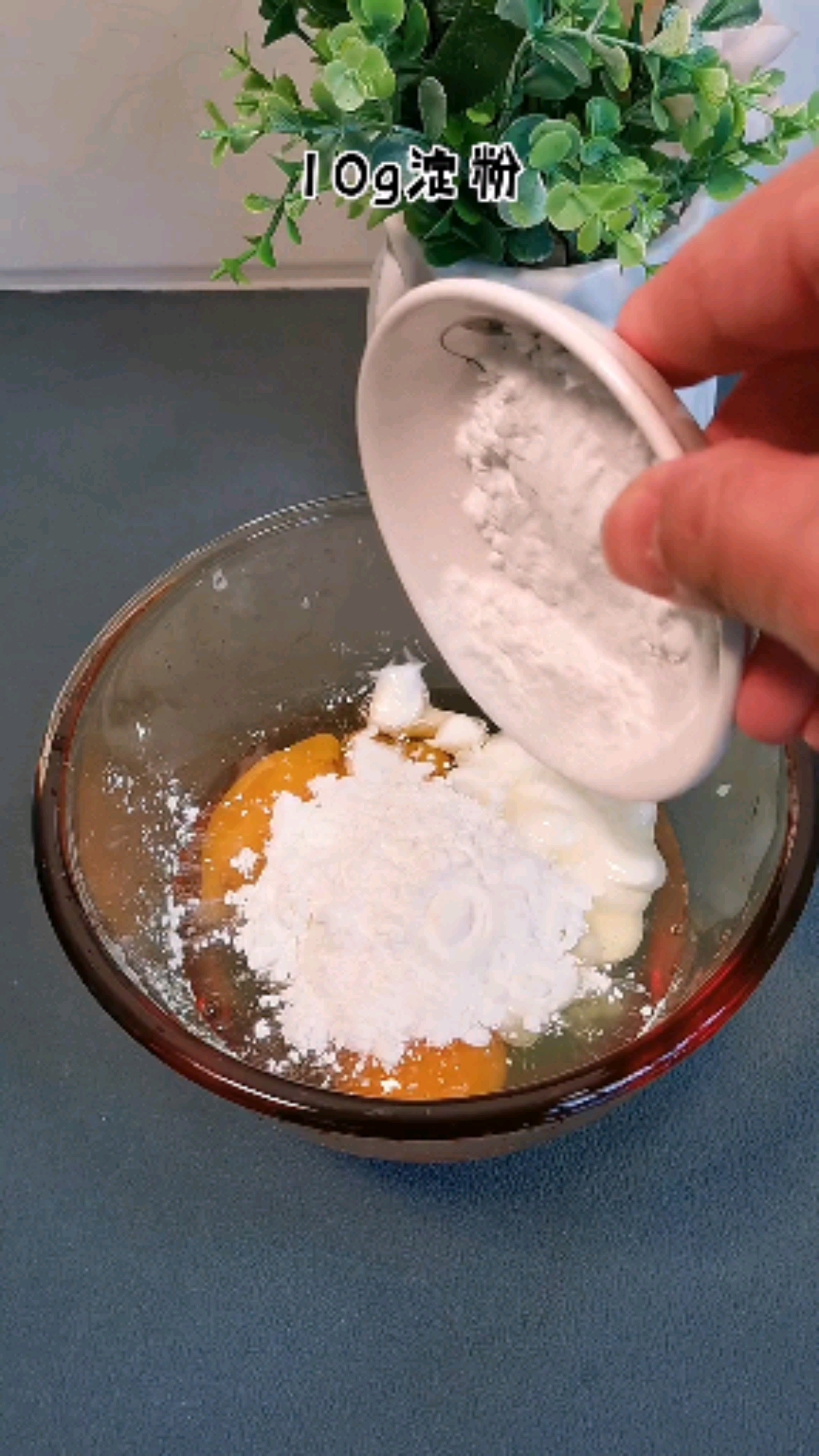 香橙酸奶蛋糕,简单易做,营养美味,用这种小模具做出来的形状,更适合宝宝自己抓握!