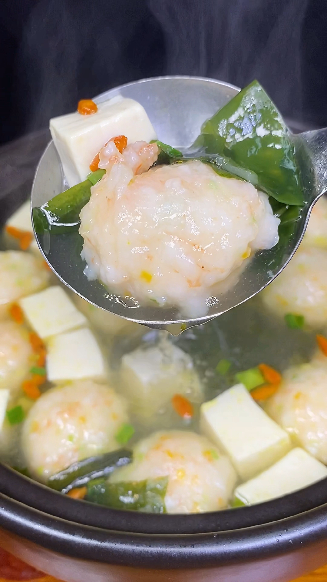 #在家做个拿手菜#春夏季是孩子长个的时候,每周我都会给孩子做上两次这个裙带菜虾丸汤!