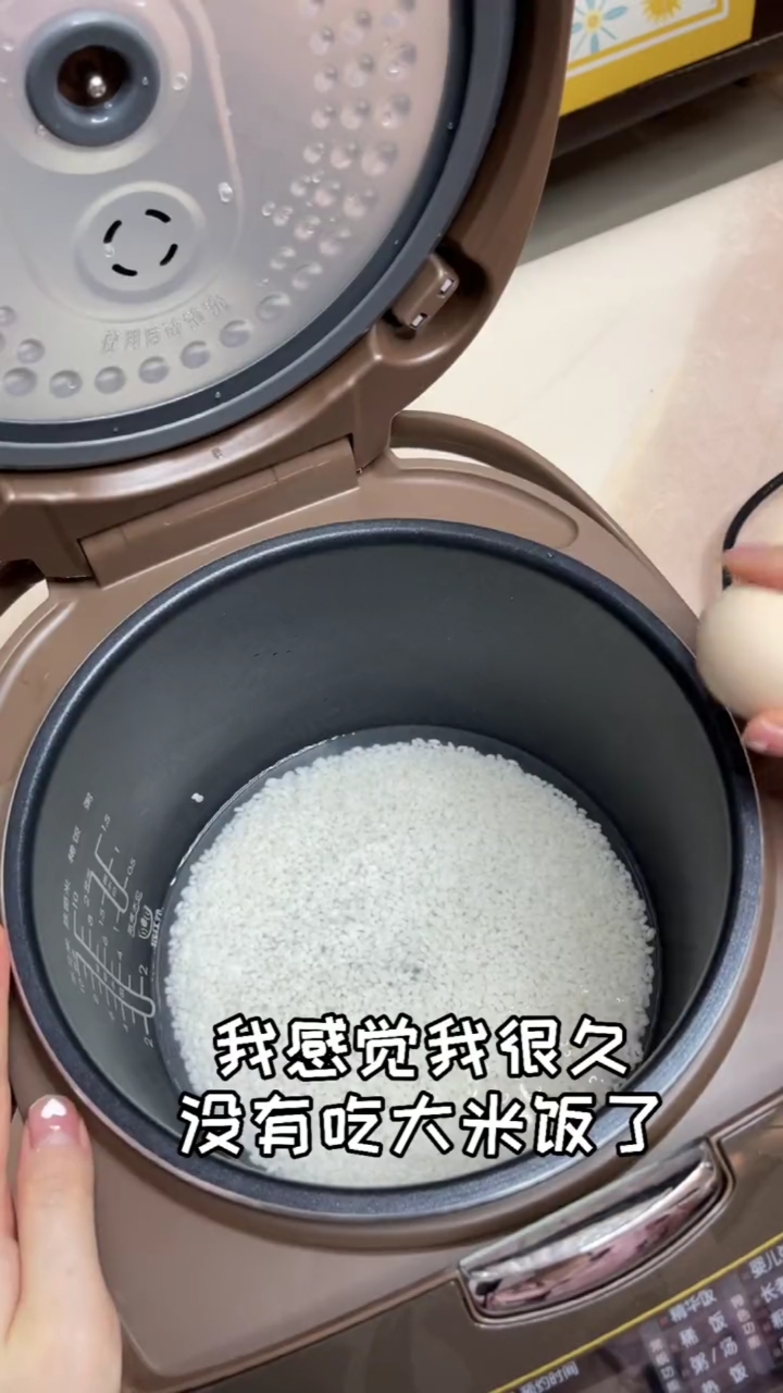 我一直觉得豆角五花肉炖土豆才是美食届的一大巨头我干了三碗大米饭