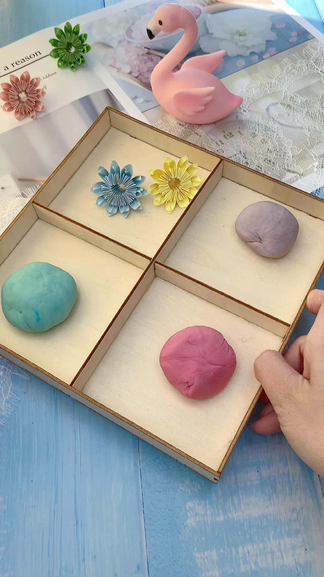 自制个橡皮泥给娃玩,这个周末又轻松了,都不用我陪了