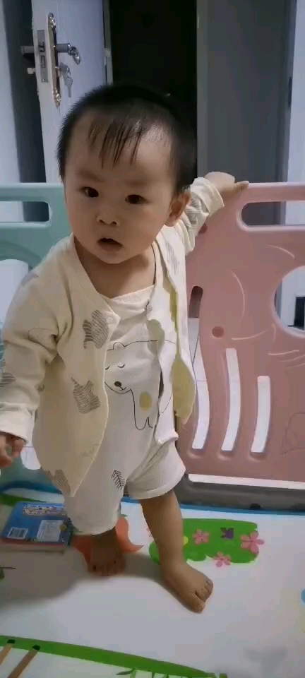 十个月的小宝宝,马上会走了