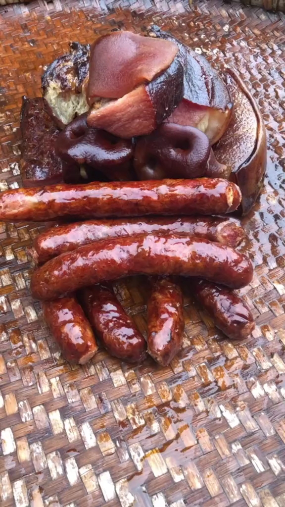 #万物皆可烧烤#腊肉煮好了,还流油汁儿了,都是吃红薯玉米长大的土猪做的腊肉,熏的透亮,你要