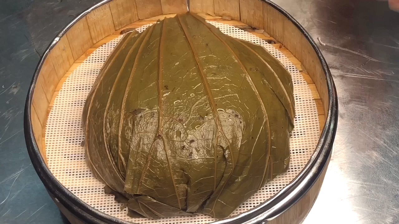 大厨教你做粤菜名点-糯米鸡,入口软糯鲜甜,108道吃鸡做法第五期