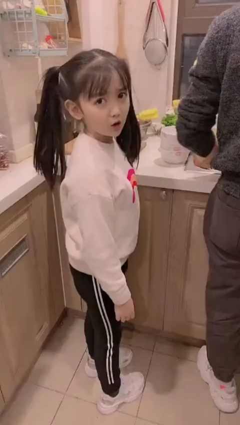 只会下蛋的母鸡。