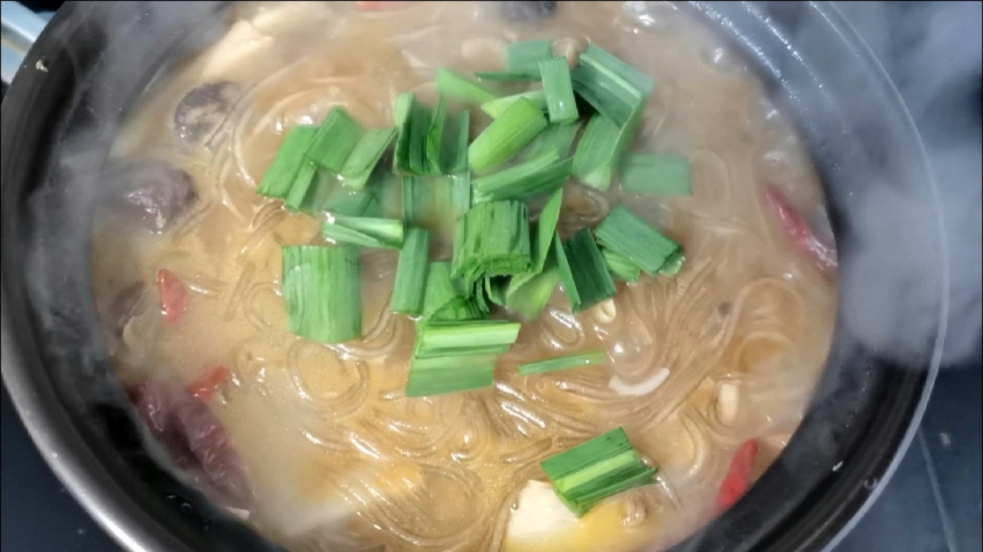 #家乡特色美食#降温就吃它羊肉搭配冬笋香菇超级鲜美的特色羊肉粉丝煲滋补暖身又祛寒