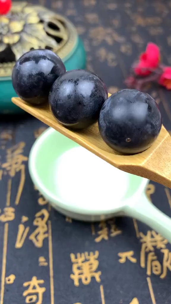 #全民正能量#把葡萄果肉吃了,用葡萄皮做口红