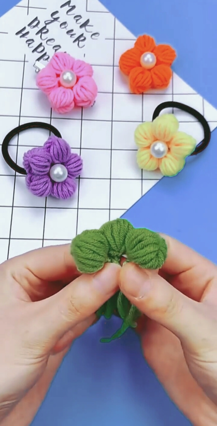 #手工制作#用剩下的零碎毛线简单几步就手工diy制作出美丽的泡芙花朵,来看制作视频步骤!