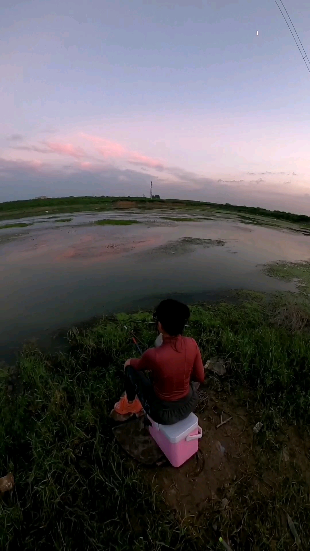 #高清视频#七夕陪着美女钓鱼,结果位置选的不好,蚊子太多了,鱼也没钓到#