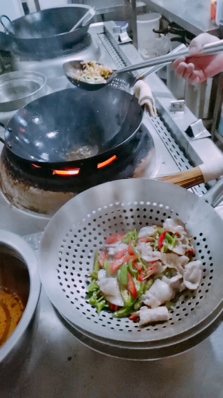原来厨师是这样炒菜的!