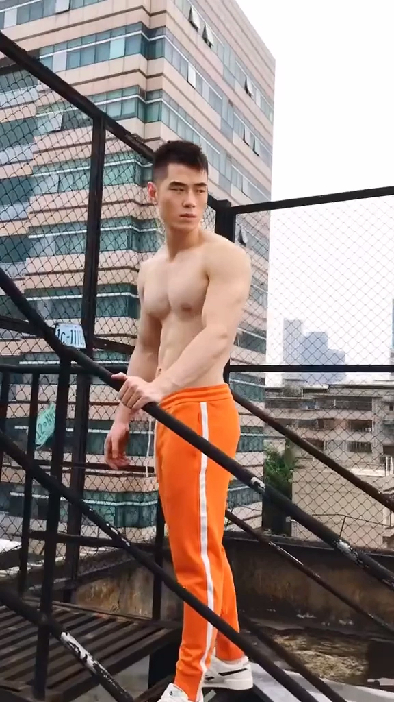 #荷尔蒙帅哥#这样的肌肉型男魅力十足