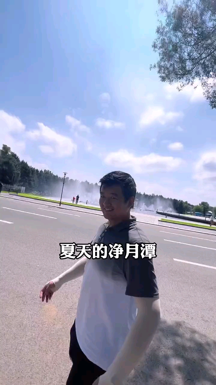 夏天的净月潭也太好看了,快来跟齐天大圣牛魔王互动,尝一口桃味的雪糕吧!