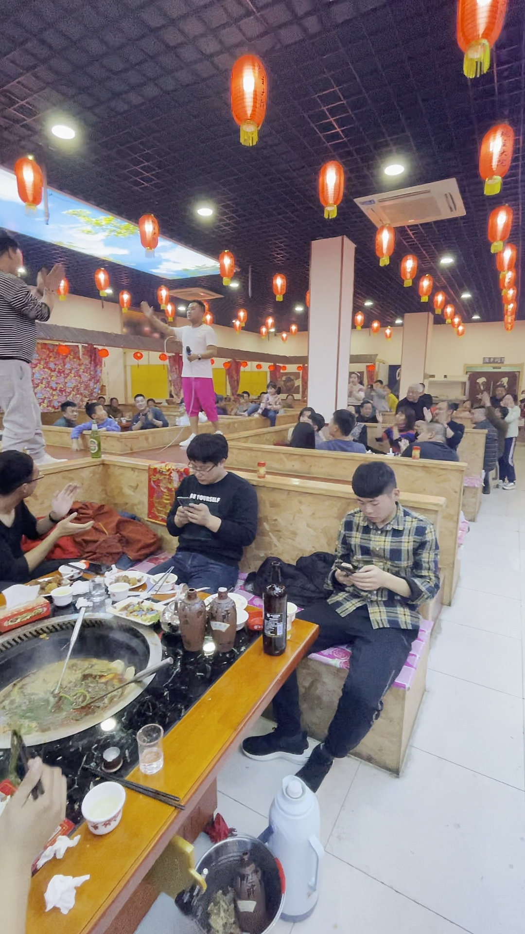 #咕噜咕噜炖#建议对好各个门店电话位置,这里是潍坊诸城!山东半岛最火的演艺铁锅炖!