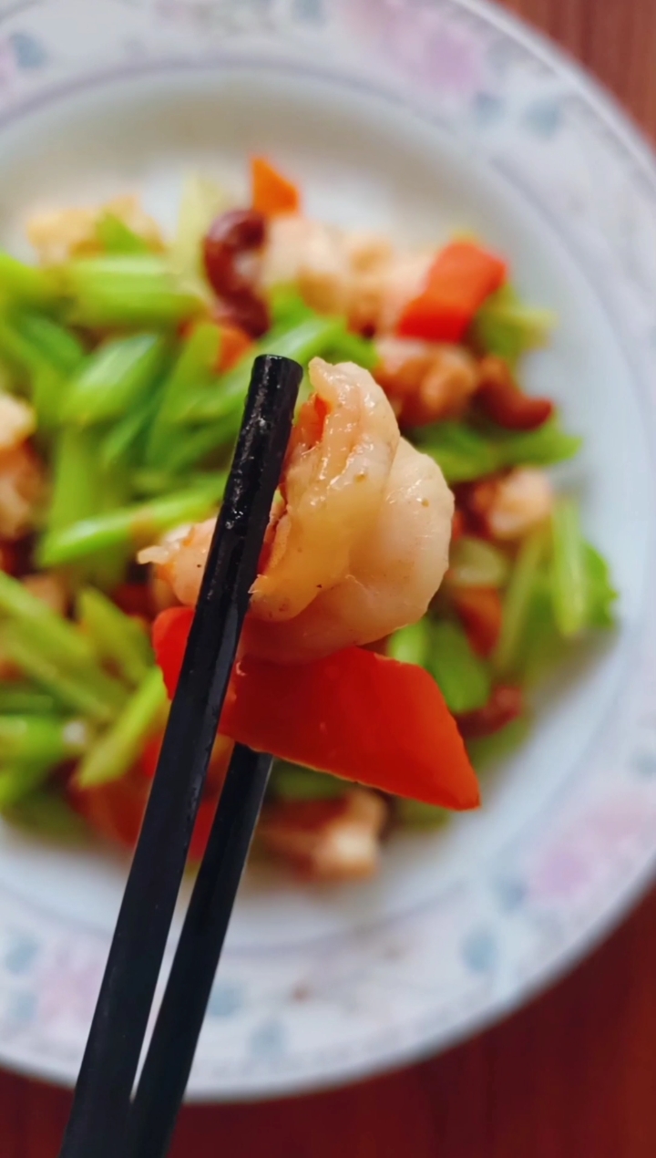 #自制美食#大热天的吃东西没有胃口,做一道芹菜爆腰果虾球色泽漂亮,吃起来清香脆爽让你胃口大