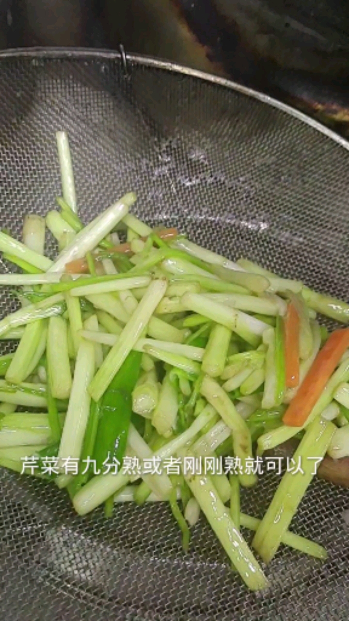 #美食制作分享#今天给大家带来一道蒜蓉炒水芹,希望大家喜欢。感谢所有关注与点赞的朋友们,谢