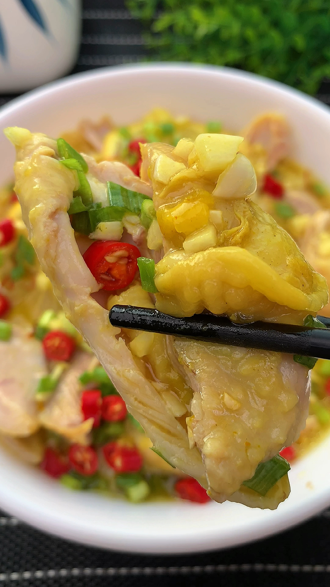 酸爽滑嫩的手撕柠檬鸡加点藏红花,美味好吃还营养,喜欢的试做吧~