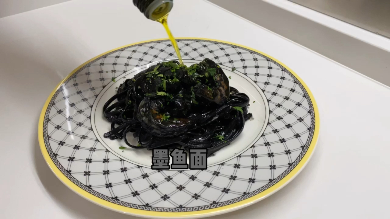 #鱿鱼#捕到超大的墨鱼,用它新鲜墨汁做墨鱼面,鱼身做韩式辣炒鱿鱼