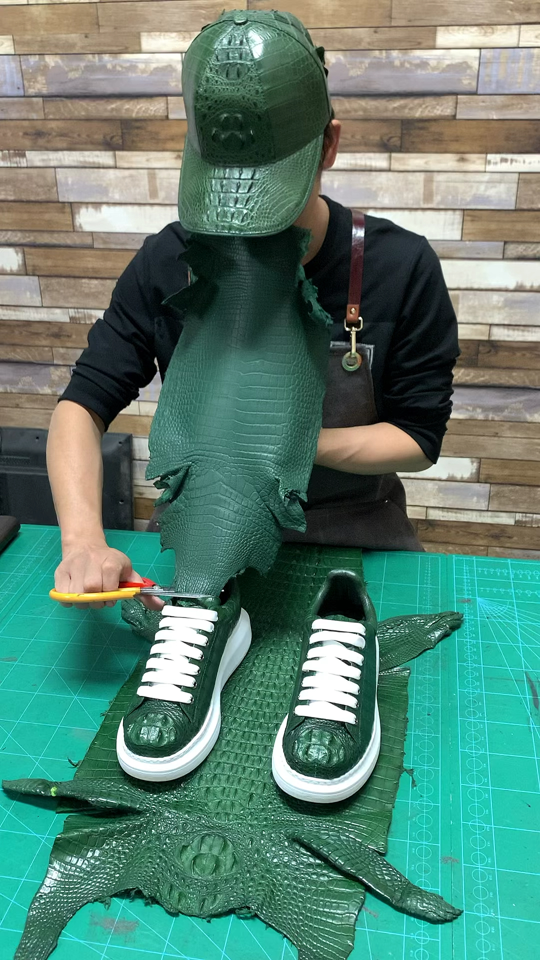 鳄鱼皮运动鞋