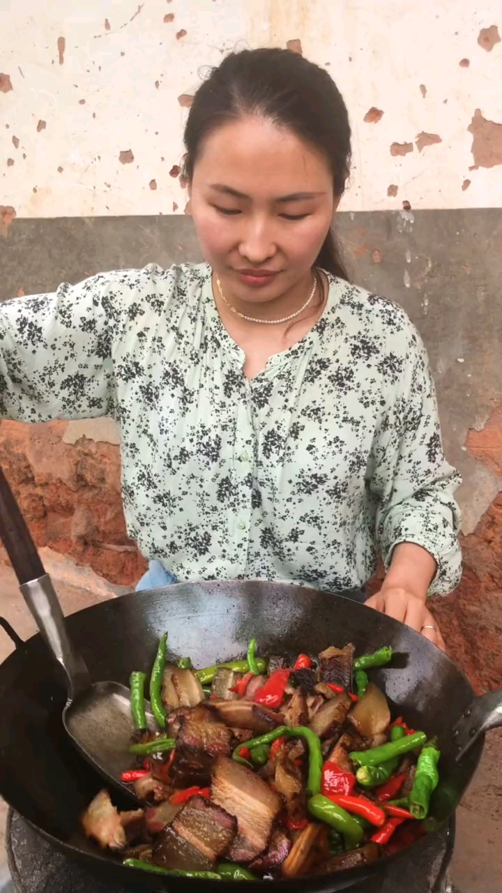 #四川腊肉#自家做的腊肉,都是挑的好猪肉,传统做法,柏枝柴火熏制,颜色鲜亮,味道香